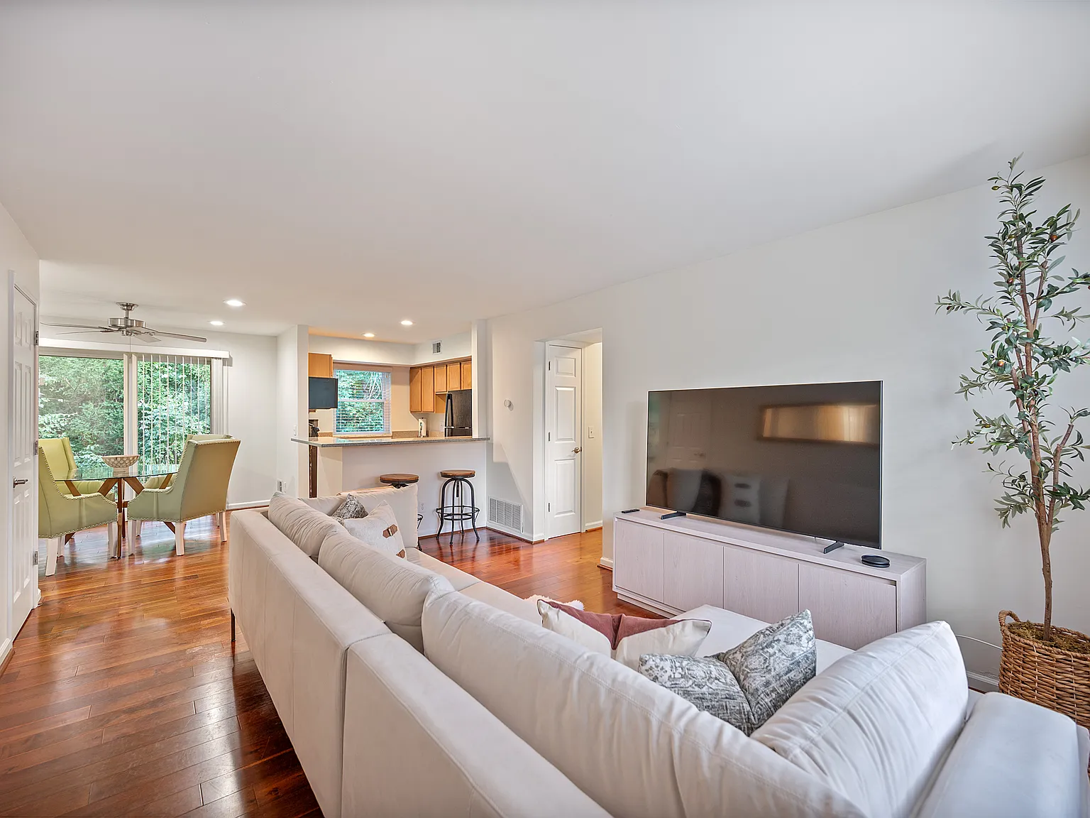 2 bed, 1022 sqft, $1,800 — Photo 4