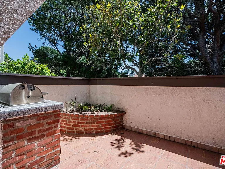 17241 Palisades Cir — Photo 23