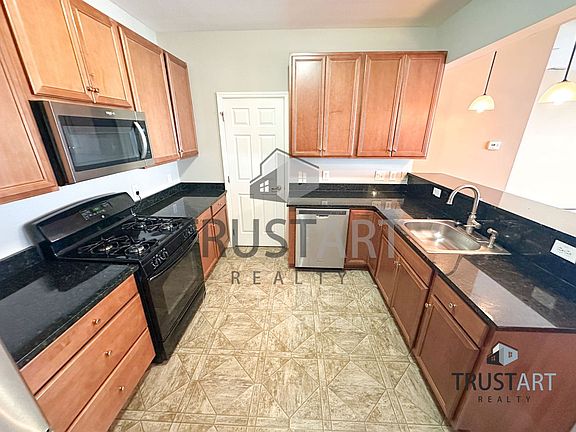 5th image of 4421 Driftwood Dr
