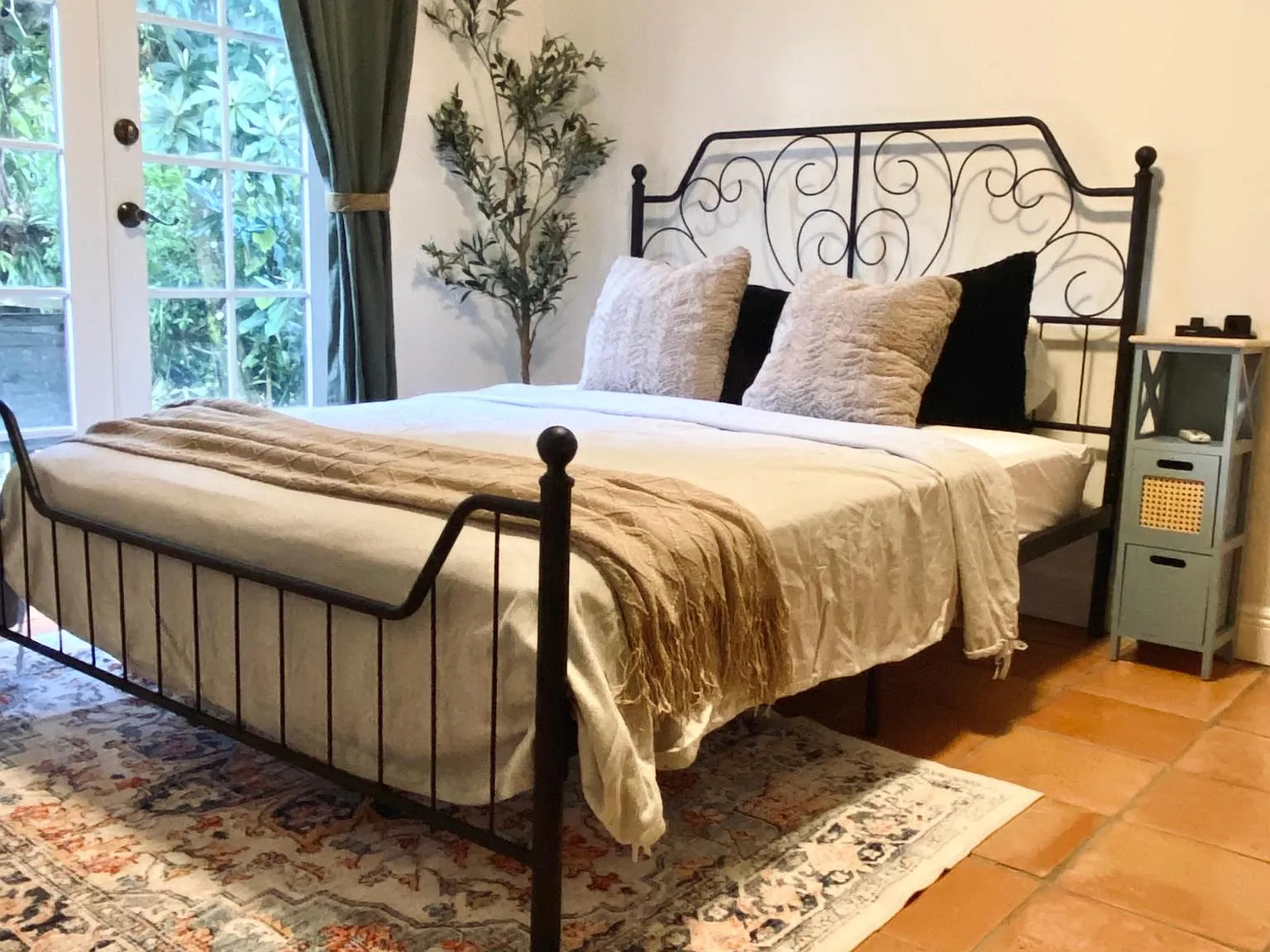 1252 Venetia Ave — Photo 4