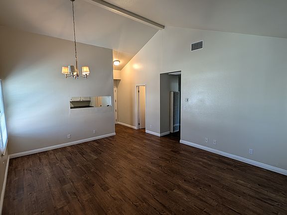 Living room
Vaulted ceiling