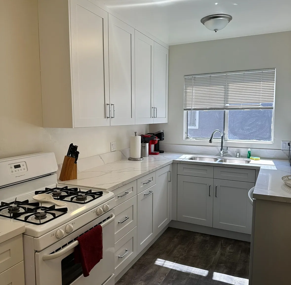 402 N Palm Dr — Photo 1