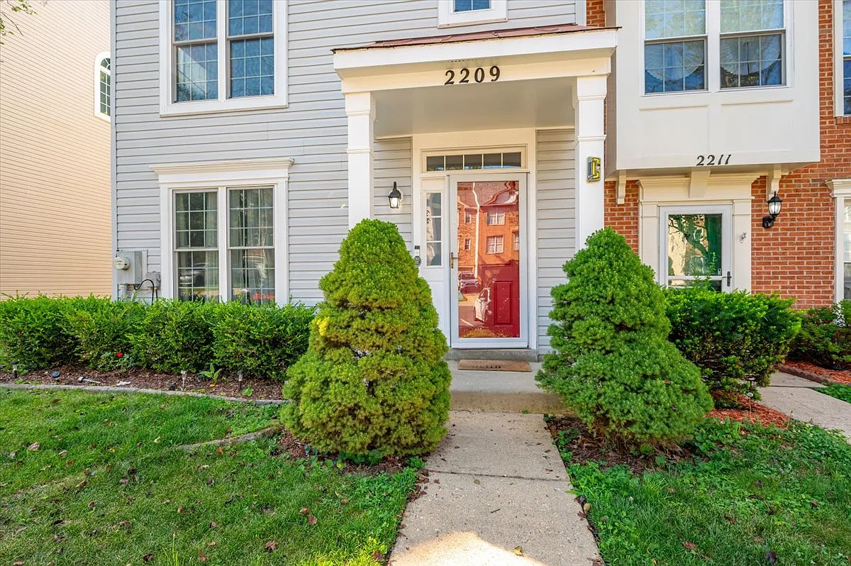 4 bed, 1996 sqft, $3,300 — Photo 3