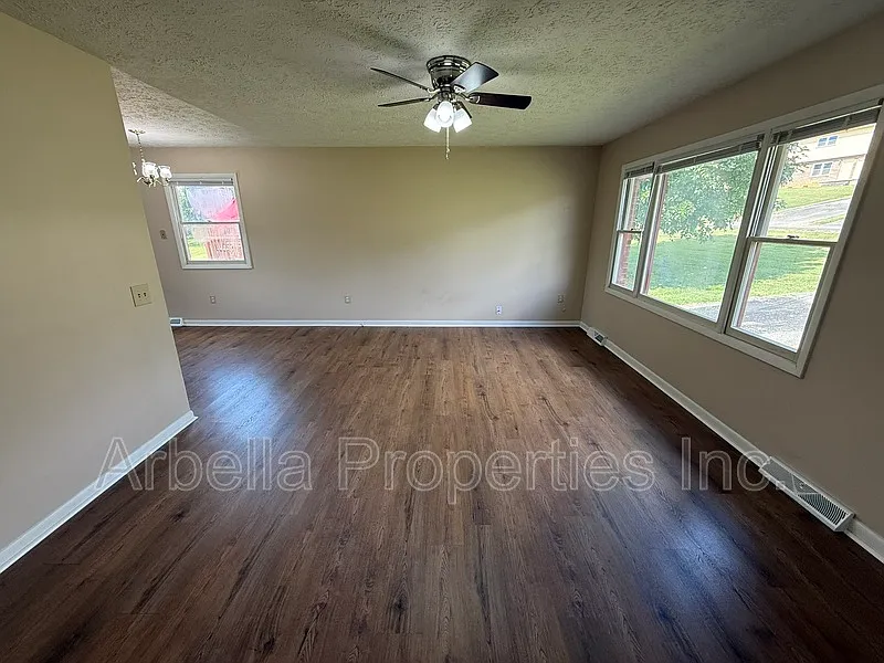2 bed, 1.0 bath, 900 sqft, $1,225 — Photo 3