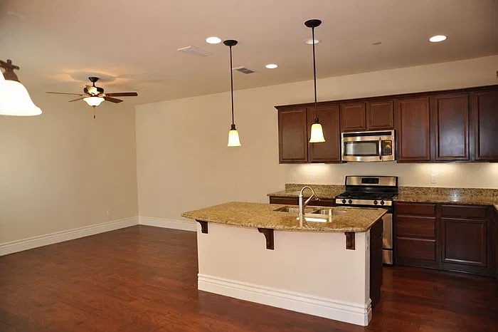 3 bed, 2.5 bath, 1995 sqft, $2,795 — Photo 3