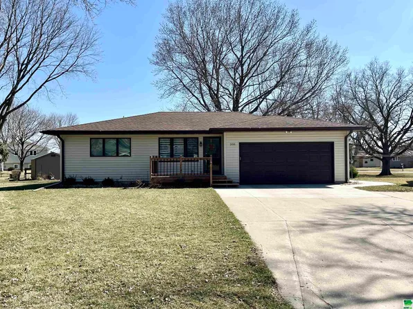 208 Spruce Ct, Elk Point, SD 57025