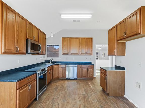 4th image of 5020 Creek Valley Dr