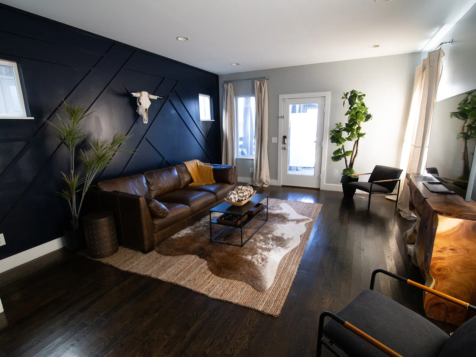 3 bed, 2.5 bath, 3034 sqft, $4,200 — Photo 3