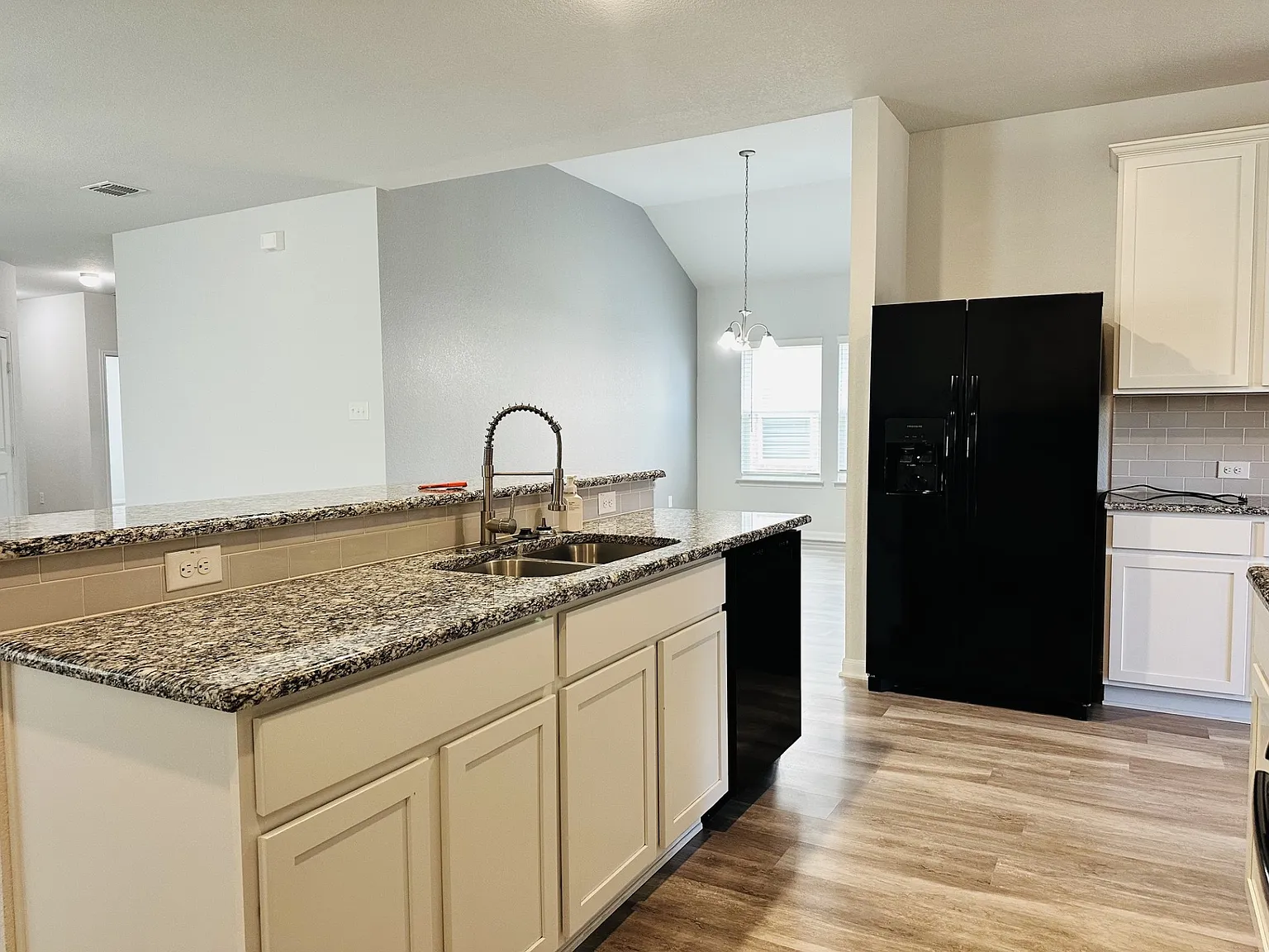 3 bed, 1915 sqft, $1,850 — Photo 3