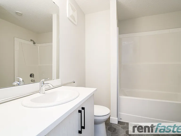 600 Bellerose Dr — Photo 52