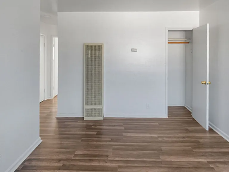 1217 Haskell St — Photo 2
