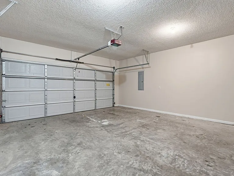 124 Hall St — Photo 25