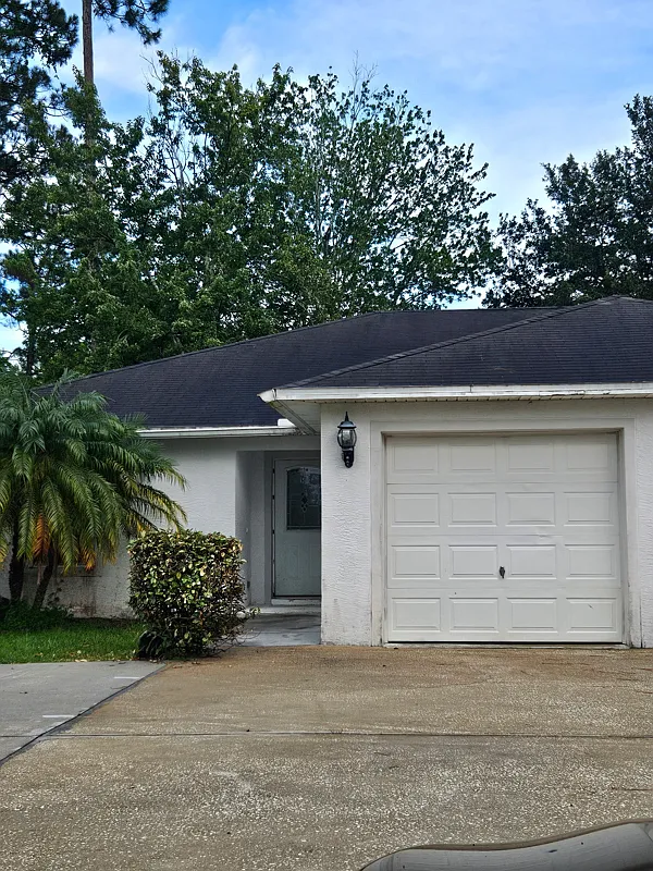 Conveniently located - Three bedroom two bath one car garage townhome - Cyprus Knoll Subdivision — Photo 1