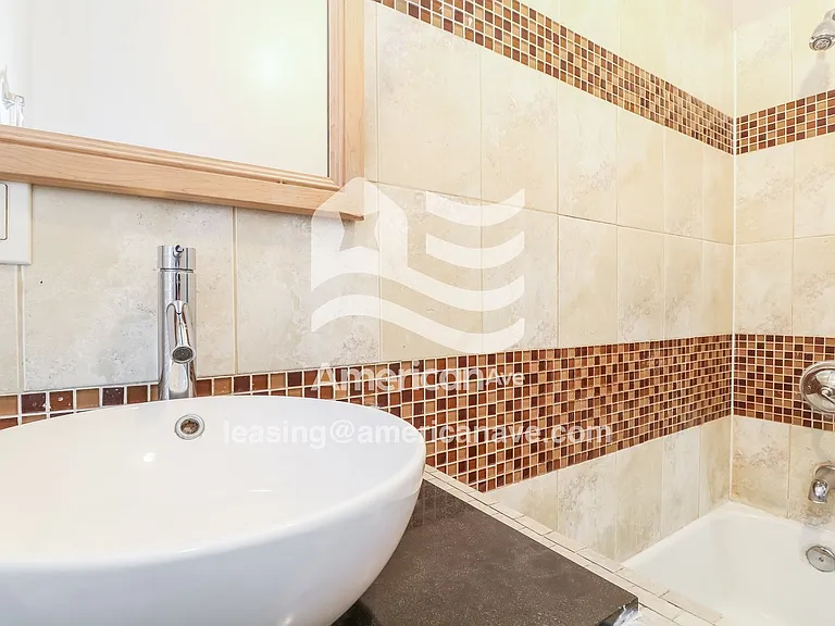 1539296_010_main_bathroom_13741814.jpg