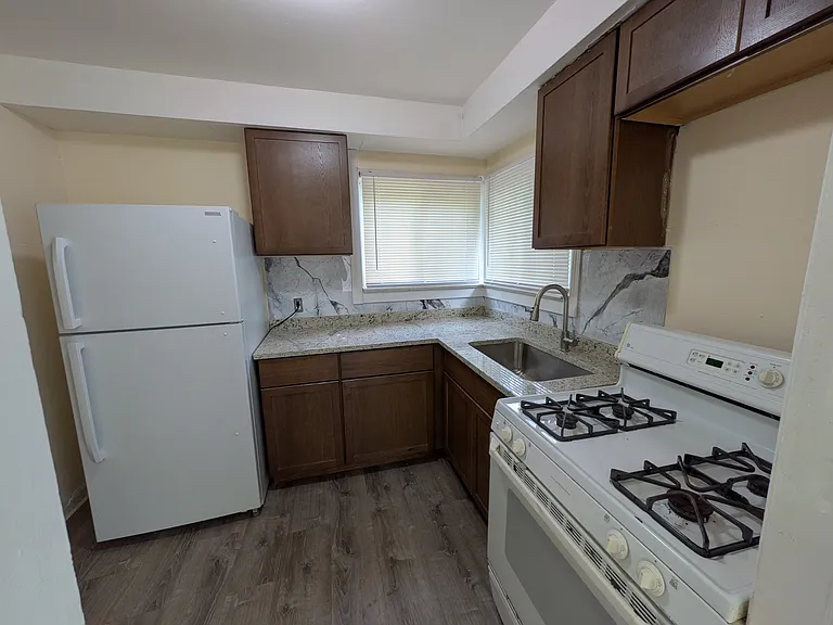 7414 Vaughan St — Photo 4