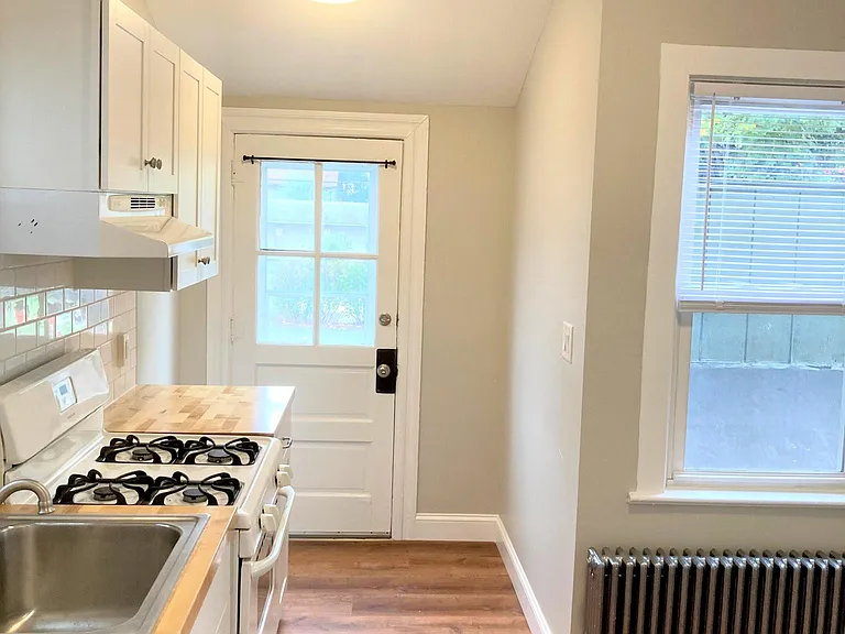 85 E Broad St #1R — Photo 2