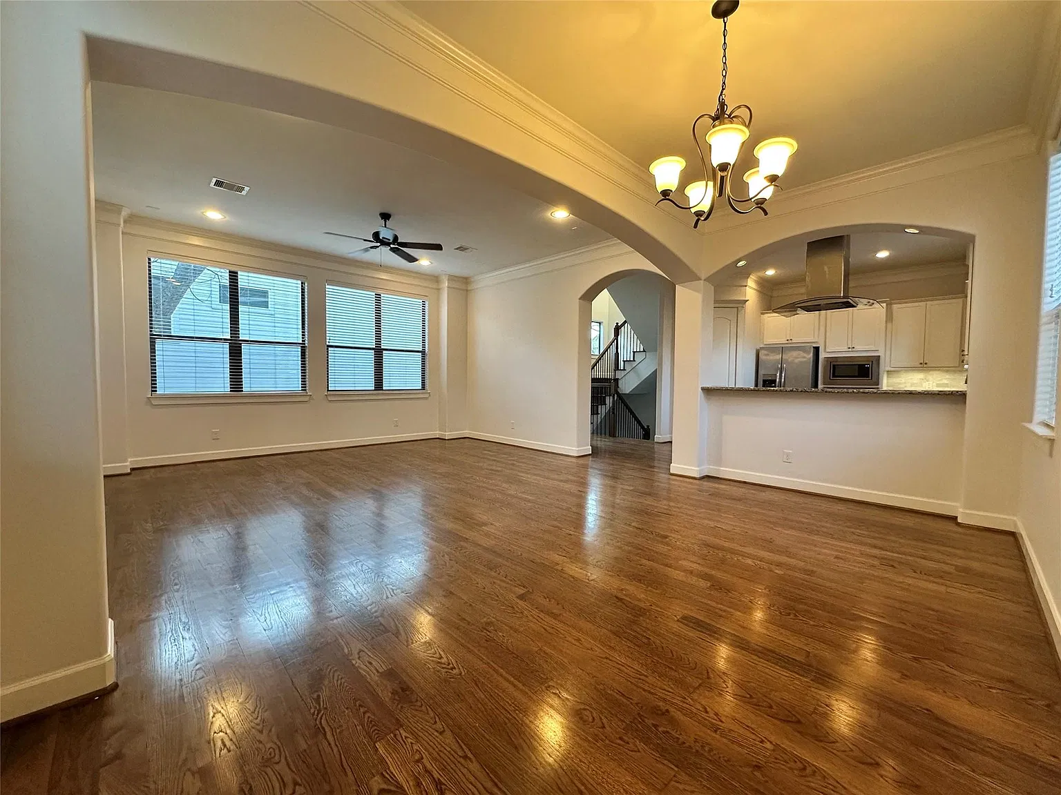 3 bed, 3.5 bath, 1974 sqft, $2,600 — Photo 2