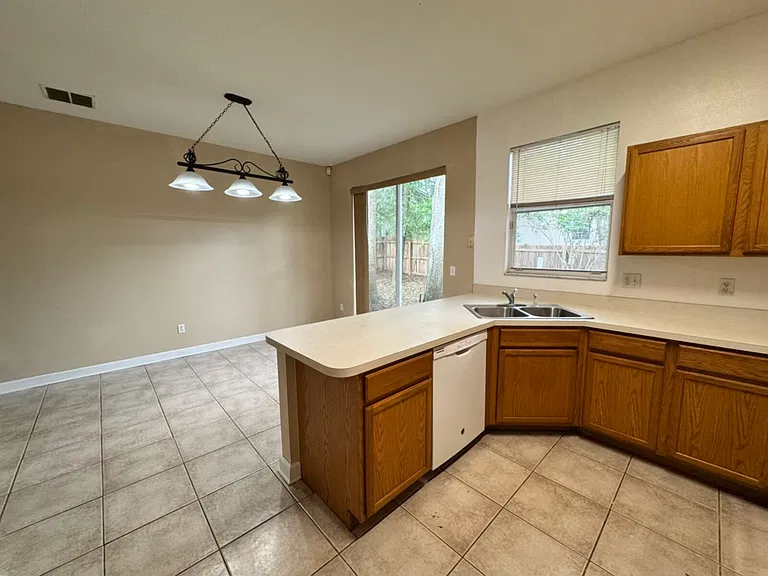818 Hilly Bend Dr — Photo 5