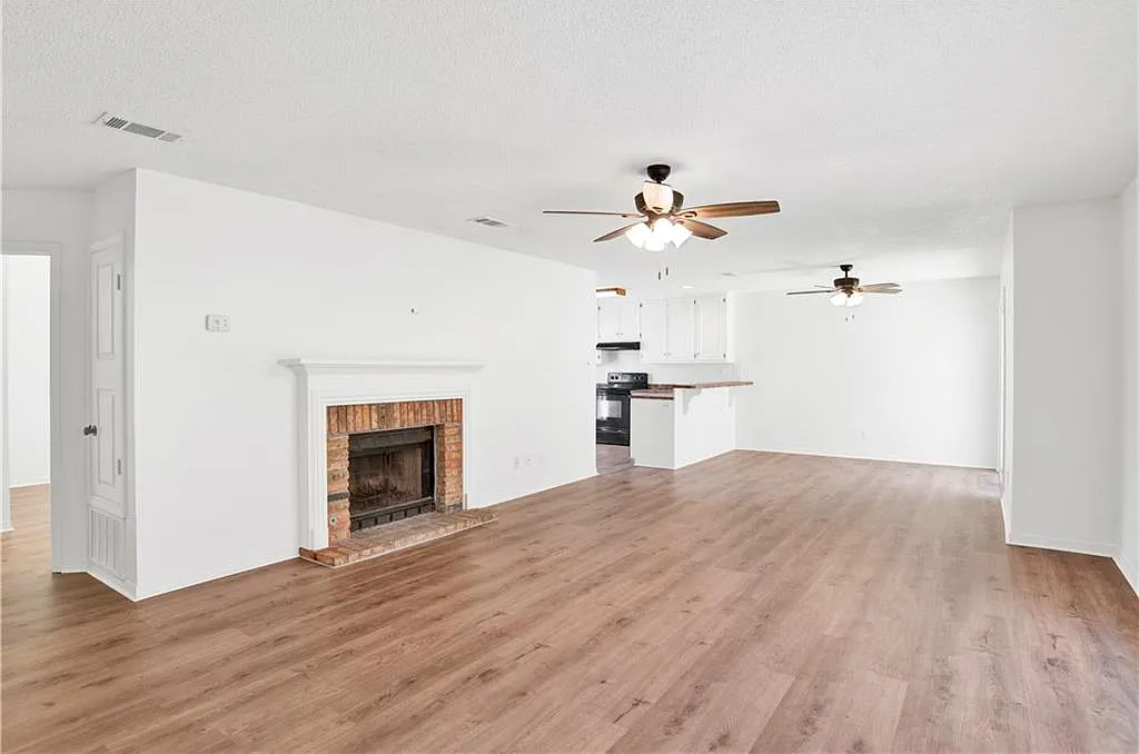 3 bed, 2.0 bath, 1360 sqft, $1,400 — Photo 3