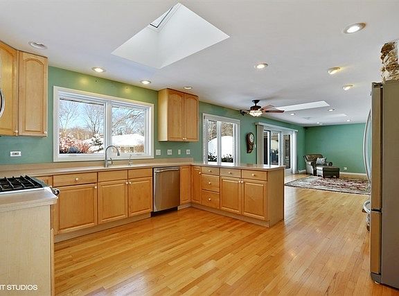3rd image of 282 S Circle Dr