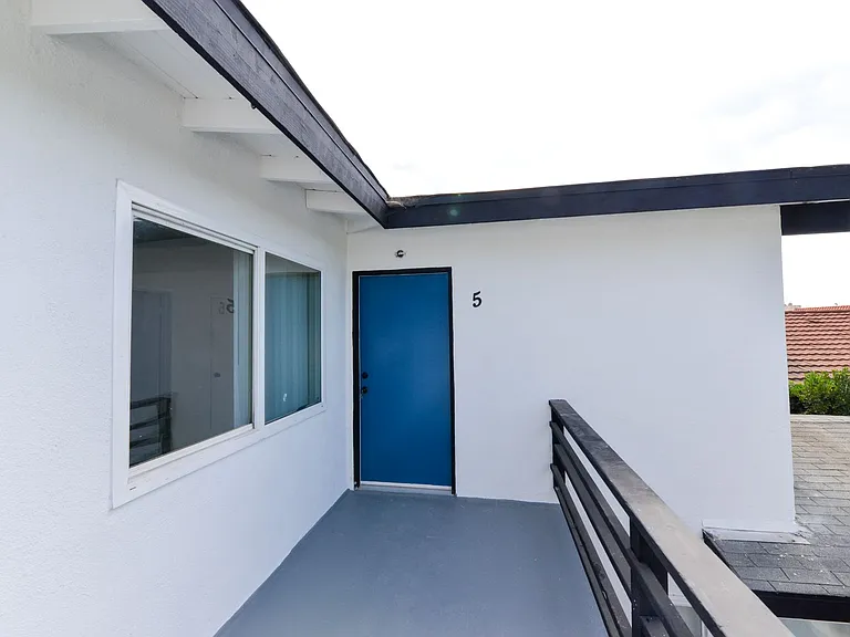 239/241 Avenida Pelayo — Photo 5