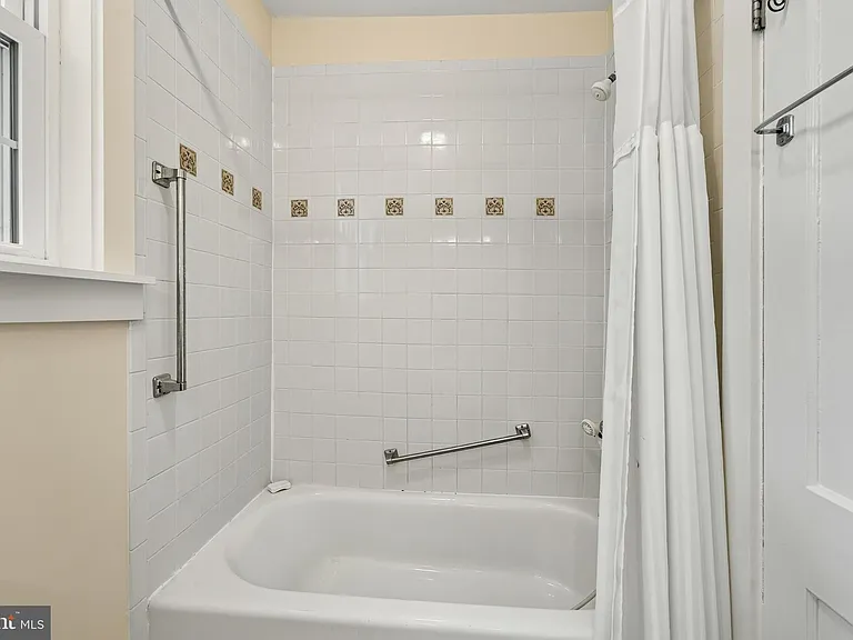 113 S Valley Rd — Photo 20