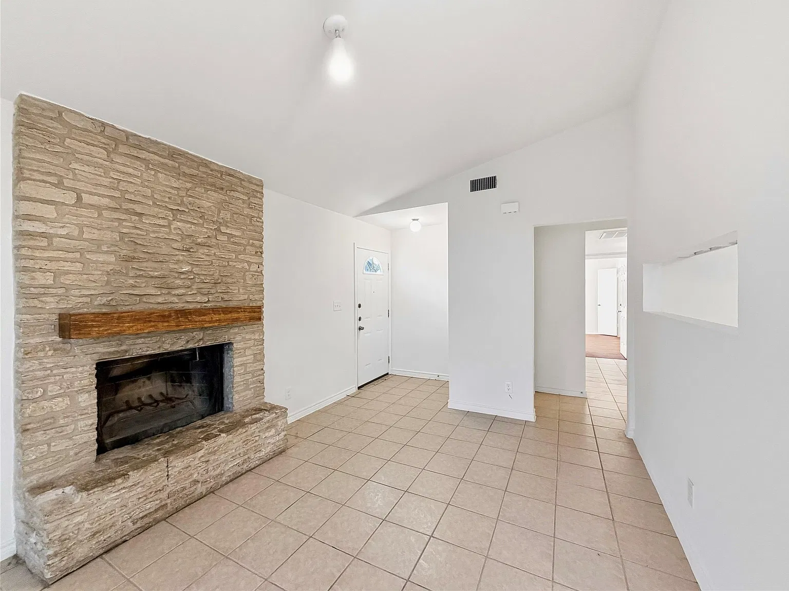2 bed, 1.0 bath, 900 sqft, $1,595 — Photo 3