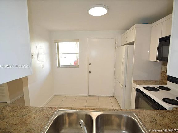 5th image of 3600 NE 170th St APT 109