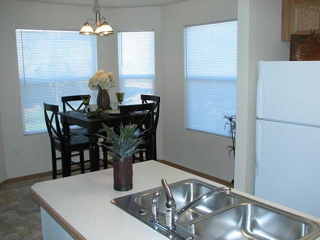 Kitchen and Dining (2)_11032015