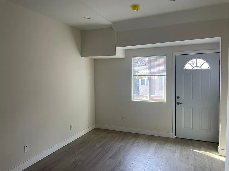 2910 S Budlong Ave — Photo 3