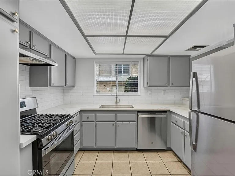 659 N Lark Ellen Ave — Photo 12
