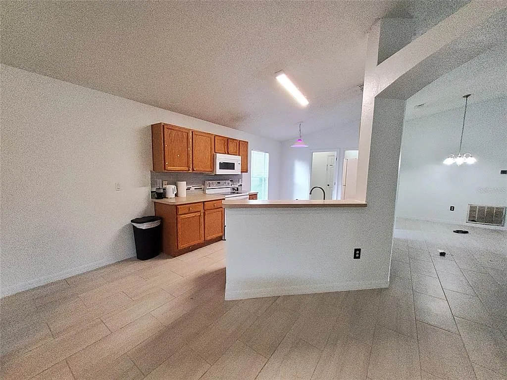 4 bed, 2.0 bath, 1902 sqft, $2,300 — Photo 3