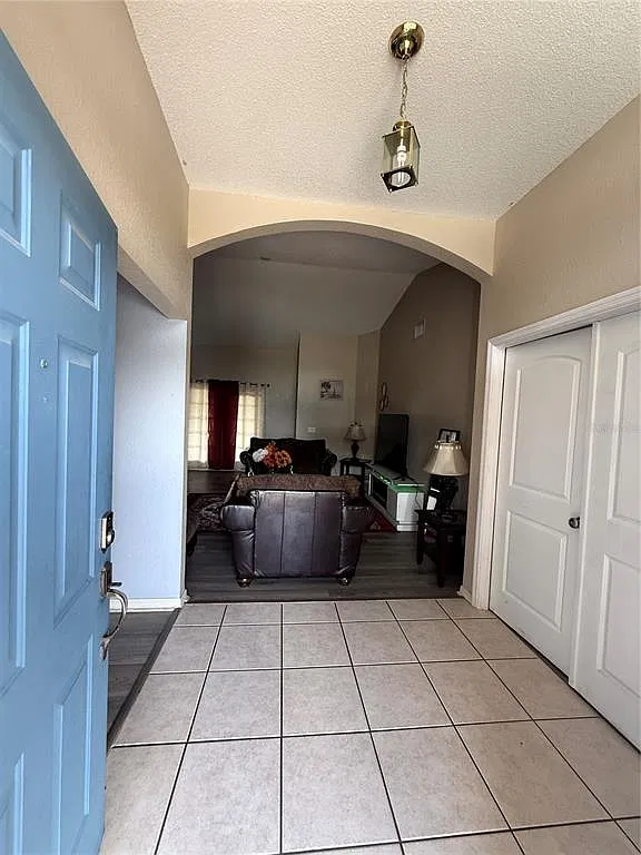 4 bed, 2.0 bath, 1859 sqft, $2,500 — Photo 3