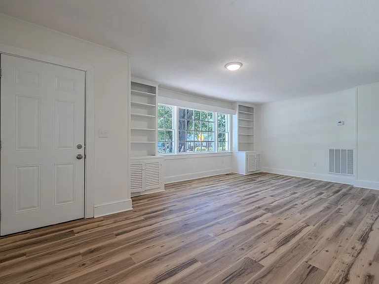 121 Moore St — Photo 4