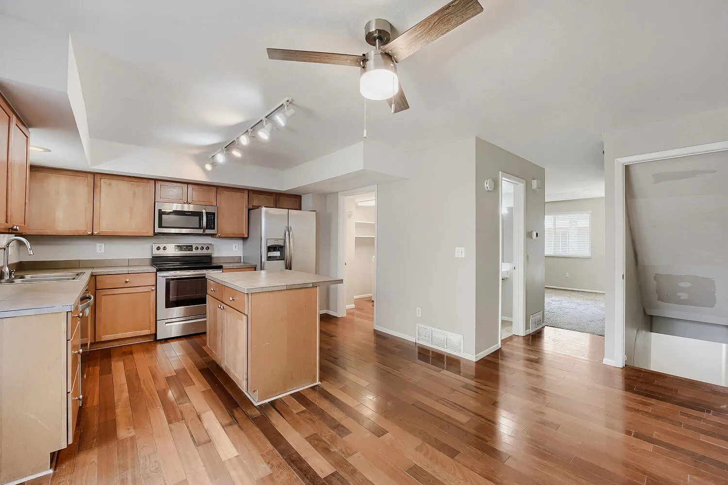 3 bed, 2.5 bath, 1292 sqft, $2,100 — Photo 3