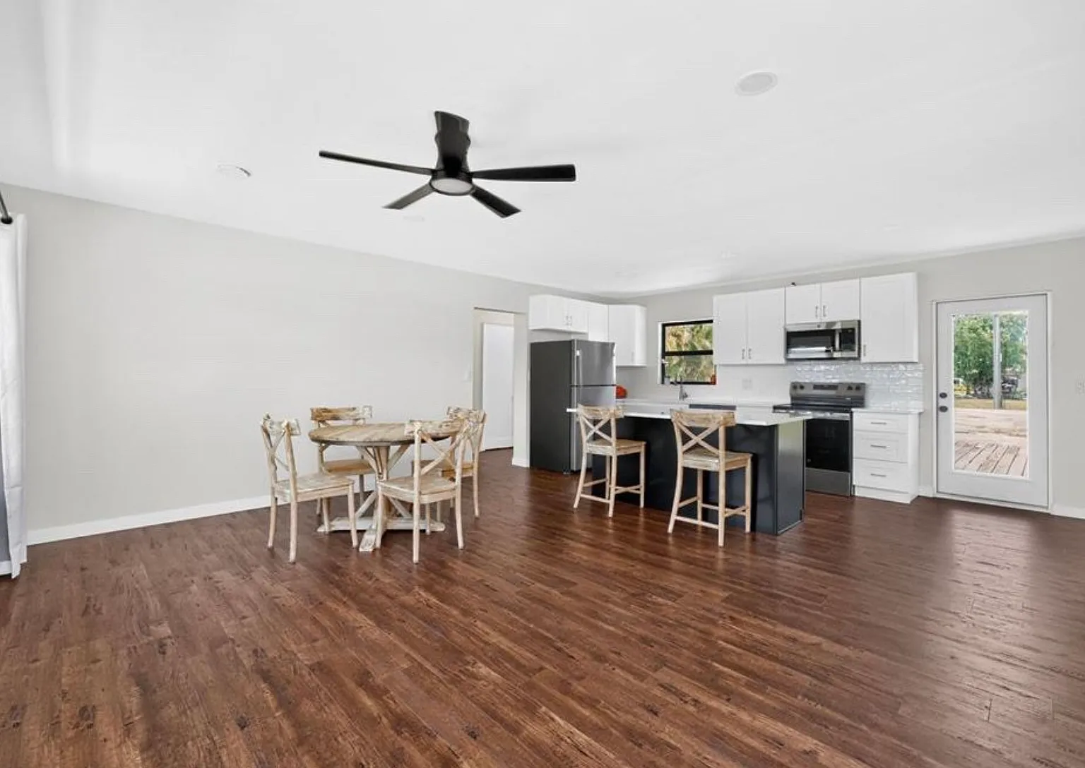 3 bed, 1176 sqft, $2,300 — Photo 3