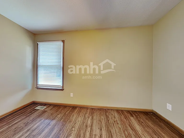 1052 Windsor Crossing Ln — Photo 13
