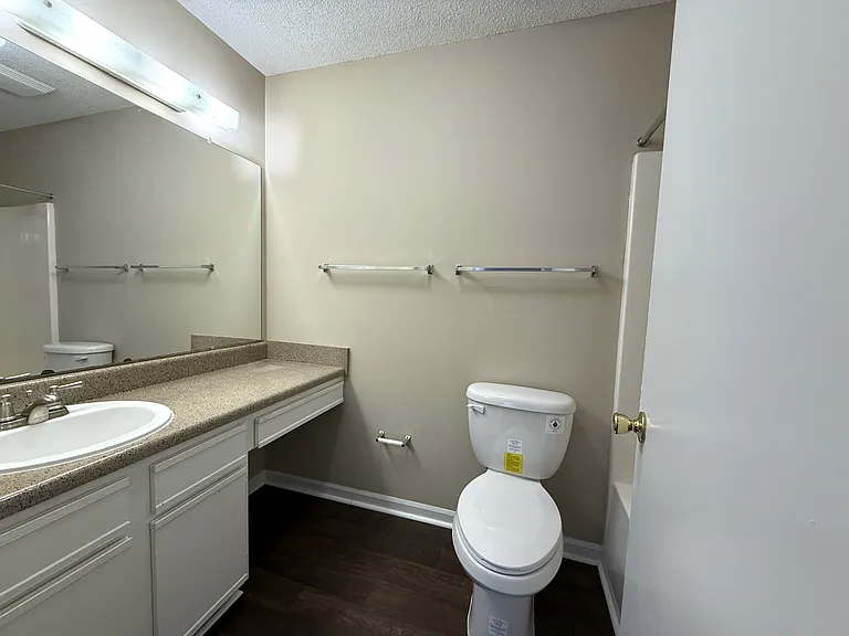 Bellewood Park Apartments — Photo 20