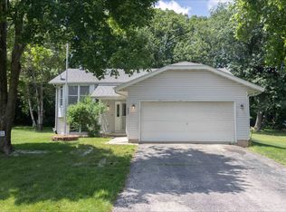 402 Staffordshire Dr NE, Poplar Grove, IL 61065