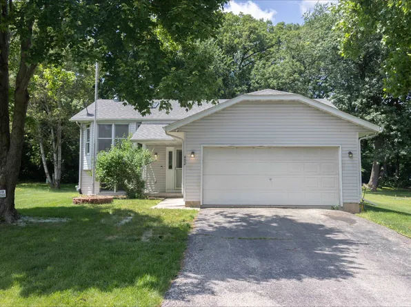 402 Staffordshire Dr NE, Poplar Grove, IL 61065