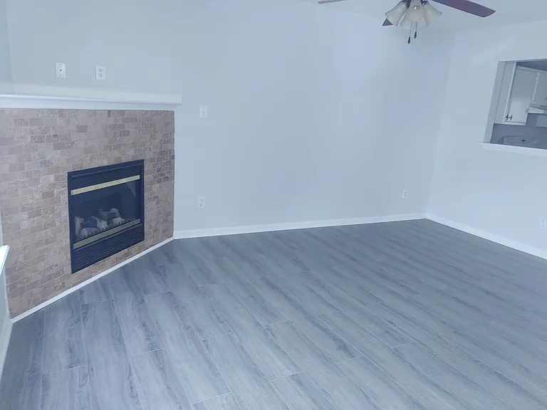 204 Woodlake Ct — Photo 2
