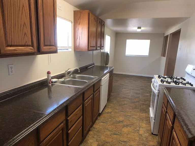 441 Hazelton St — Photo 10