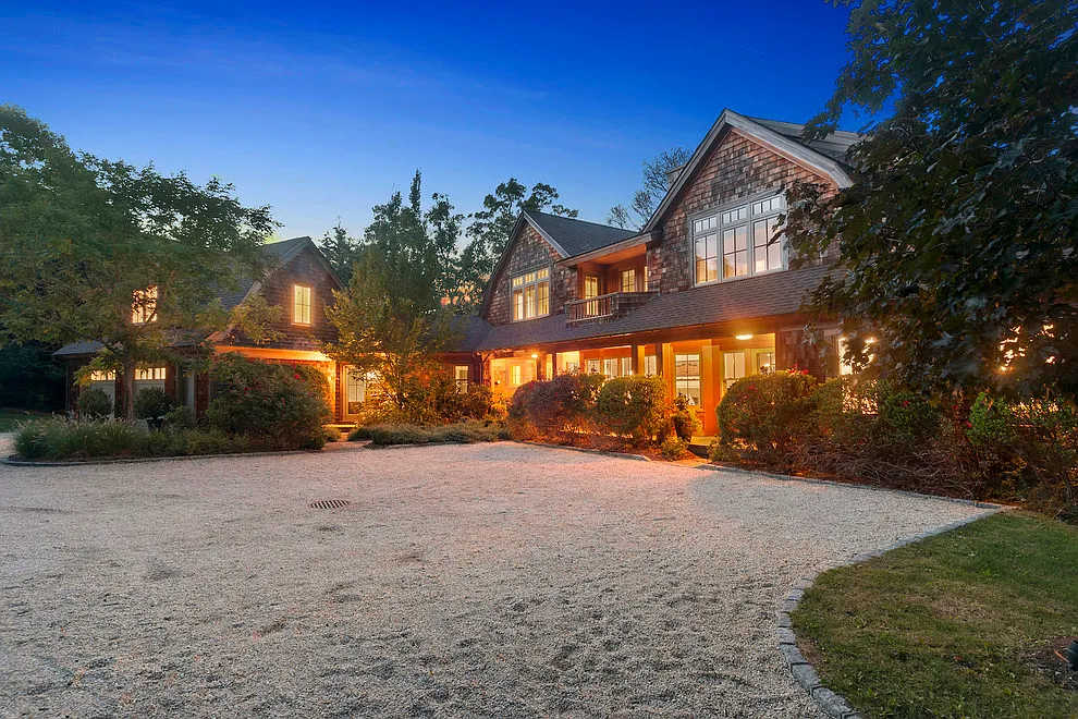 Spectacular Waterfront Elegance — Photo 2