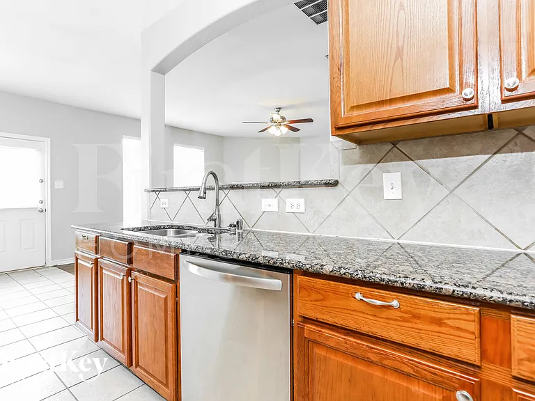 1746 Summerwood Ln — Photo 6