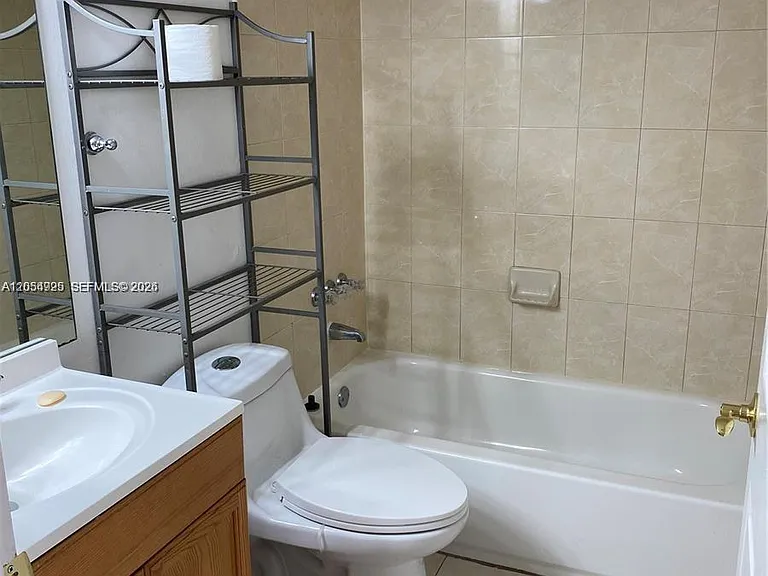 300 Palm Cir W #208 — Photo 3