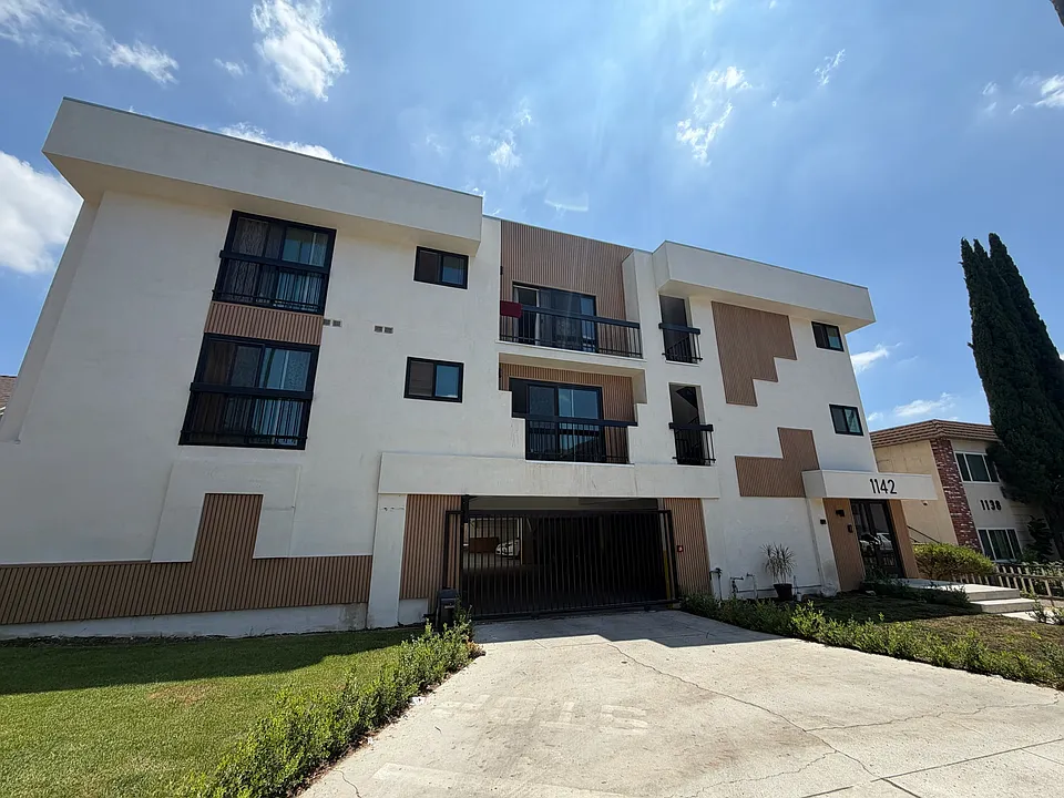 1142 Linden Ave #106