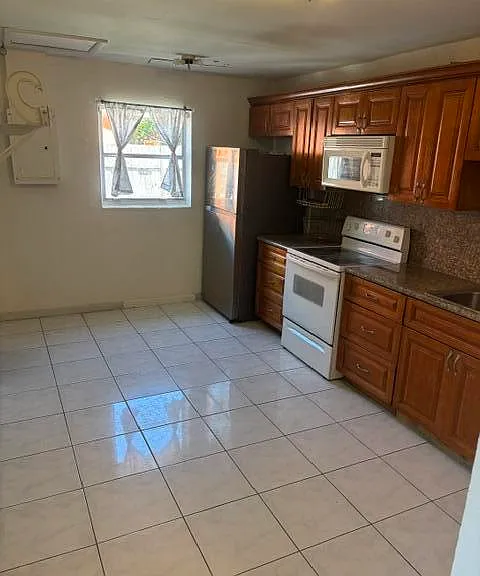 681 SW 14th St — Photo 3