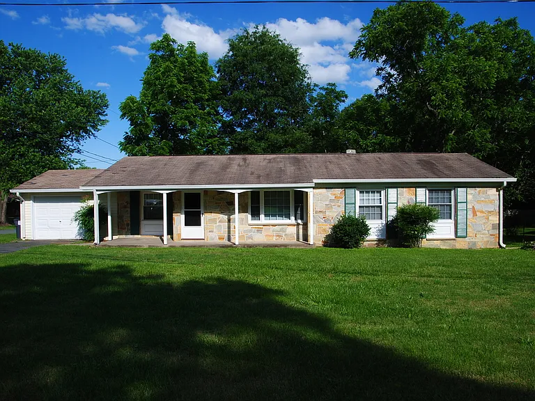 111 Walnut Dr — Photo 1