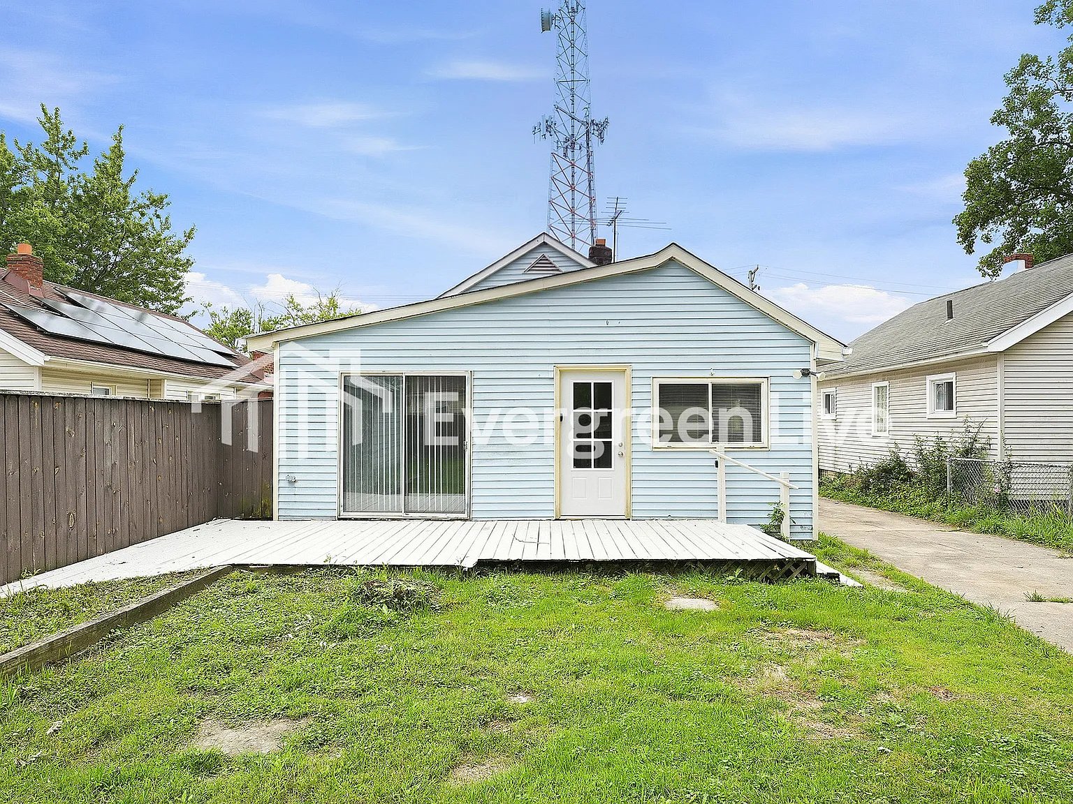 3 bed, 1.0 bath, 803 sqft, $1,395 — Photo 2