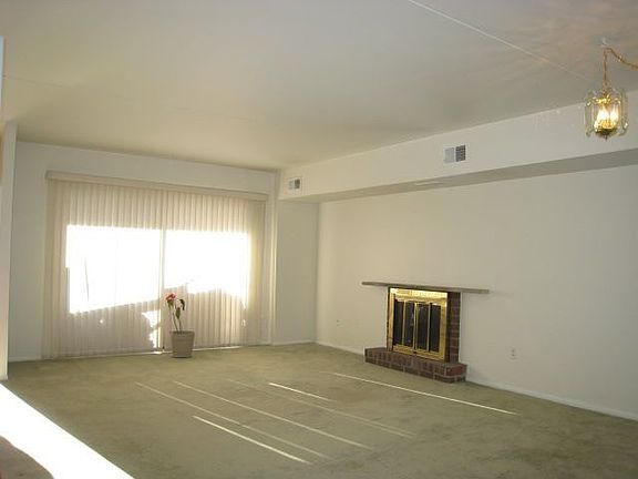 Nice Living rm. -w- fireplace